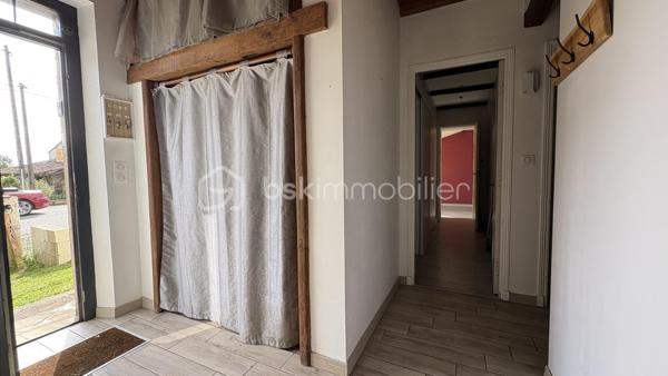🏡 Maison en pierre rénovée avec charme à Lougratte

Laissez-vous séduire par cette belle maison en pierre d’environ 100 m² habitables, mêlant authenticité, confort moderne et beaux volumes.

✨ Dès l’entrée, vous découvrirez une atmosphère chaleureuse avec poutres apparentes, murs en pierre et espaces lumineux.
La maison se compose de :

Deux chambres
Un bureau idéal pour le télétravail ou une chambre d’appoint
Une pièce supplémentaire ouverte sur le jardin pouvant parfaitement faire office de troisième chambre, petit salon, salle de jeux ou espace détente
🍴 La cuisine équipée et conviviale dispose d’un piano de cuisson ainsi que d’un lave-vaisselle.

🛁 Côté confort, vous bénéficiez :

d’une salle de bain
d’une suite parentale avec salle d’eau privative et dressing
🔥 Prestations complémentaires :

Poêle à bois
Climatisation réversible
Panneaux photovoltaïques en autoconsommation
Double vitrage
Possibilité de créer un garage
🌿 Le tout sur un terrain d’environ 755 m², agréable et facile d’entretien.

📍 Située sur un axe passant, cette maison conviendra parfaitement à des acquéreurs recherchant un bien de caractère, facilement accessible et sans gros travaux.

💛 Un bien atypique et chaleureux où le charme de l’ancien rencontre le confort actuel.
