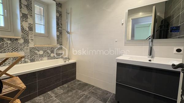 🏡 Maison en pierre rénovée avec charme à Lougratte

Laissez-vous séduire par cette belle maison en pierre d’environ 100 m² habitables, mêlant authenticité, confort moderne et beaux volumes.

✨ Dès l’entrée, vous découvrirez une atmosphère chaleureuse avec poutres apparentes, murs en pierre et espaces lumineux.
La maison se compose de :

Deux chambres
Un bureau idéal pour le télétravail ou une chambre d’appoint
Une pièce supplémentaire ouverte sur le jardin pouvant parfaitement faire office de troisième chambre, petit salon, salle de jeux ou espace détente
🍴 La cuisine équipée et conviviale dispose d’un piano de cuisson ainsi que d’un lave-vaisselle.

🛁 Côté confort, vous bénéficiez :

d’une salle de bain
d’une suite parentale avec salle d’eau privative et dressing
🔥 Prestations complémentaires :

Poêle à bois
Climatisation réversible
Panneaux photovoltaïques en autoconsommation
Double vitrage
Possibilité de créer un garage
🌿 Le tout sur un terrain d’environ 755 m², agréable et facile d’entretien.

📍 Située sur un axe passant, cette maison conviendra parfaitement à des acquéreurs recherchant un bien de caractère, facilement accessible et sans gros travaux.

💛 Un bien atypique et chaleureux où le charme de l’ancien rencontre le confort actuel.