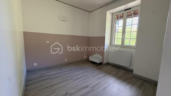 🏡 Maison en pierre rénovée avec charme à Lougratte

Laissez-vous séduire par cette belle maison en pierre d’environ 100 m² habitables, mêlant authenticité, confort moderne et beaux volumes.

✨ Dès l’entrée, vous découvrirez une atmosphère chaleureuse avec poutres apparentes, murs en pierre et espaces lumineux.
La maison se compose de :

Deux chambres
Un bureau idéal pour le télétravail ou une chambre d’appoint
Une pièce supplémentaire ouverte sur le jardin pouvant parfaitement faire office de troisième chambre, petit salon, salle de jeux ou espace détente
🍴 La cuisine équipée et conviviale dispose d’un piano de cuisson ainsi que d’un lave-vaisselle.

🛁 Côté confort, vous bénéficiez :

d’une salle de bain
d’une suite parentale avec salle d’eau privative et dressing
🔥 Prestations complémentaires :

Poêle à bois
Climatisation réversible
Panneaux photovoltaïques en autoconsommation
Double vitrage
Possibilité de créer un garage
🌿 Le tout sur un terrain d’environ 755 m², agréable et facile d’entretien.

📍 Située sur un axe passant, cette maison conviendra parfaitement à des acquéreurs recherchant un bien de caractère, facilement accessible et sans gros travaux.

💛 Un bien atypique et chaleureux où le charme de l’ancien rencontre le confort actuel.