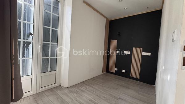 🏡 Maison en pierre rénovée avec charme à Lougratte

Laissez-vous séduire par cette belle maison en pierre d’environ 100 m² habitables, mêlant authenticité, confort moderne et beaux volumes.

✨ Dès l’entrée, vous découvrirez une atmosphère chaleureuse avec poutres apparentes, murs en pierre et espaces lumineux.
La maison se compose de :

Deux chambres
Un bureau idéal pour le télétravail ou une chambre d’appoint
Une pièce supplémentaire ouverte sur le jardin pouvant parfaitement faire office de troisième chambre, petit salon, salle de jeux ou espace détente
🍴 La cuisine équipée et conviviale dispose d’un piano de cuisson ainsi que d’un lave-vaisselle.

🛁 Côté confort, vous bénéficiez :

d’une salle de bain
d’une suite parentale avec salle d’eau privative et dressing
🔥 Prestations complémentaires :

Poêle à bois
Climatisation réversible
Panneaux photovoltaïques en autoconsommation
Double vitrage
Possibilité de créer un garage
🌿 Le tout sur un terrain d’environ 755 m², agréable et facile d’entretien.

📍 Située sur un axe passant, cette maison conviendra parfaitement à des acquéreurs recherchant un bien de caractère, facilement accessible et sans gros travaux.

💛 Un bien atypique et chaleureux où le charme de l’ancien rencontre le confort actuel.