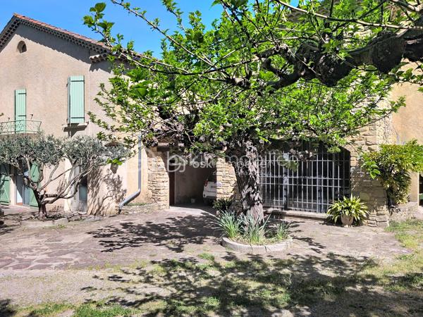 Au cœur d'un jardin de plus de 1000 m2 , en ville , la propriété s'organise avec une maison principale , deux appartements indépendants et un local commercial , un garage , du stationnement , un jardin arboré et une belle piscine. Cet ensemble , à proximité de toutes les commodités de la ville , ne se décrit pas , il se visite !
La maison est très bien entretenue et en bon état général même si une remise au gout du jour sera certainement à prévoir .Le double séjour et sa terrasse intimiste , une grande cuisine fermée avec accès direct sur une terrasse avec barbecue , 5 chambres dont deux avec leur salle de bains privative , des toilettes à chaque niveau , une cave à vin , une buanderie ... Des volumes généreux, une belle luminosité ,des annexes ...et  également les deux  appartements indépendants et le local commercial qui peuvent répondre à des activités personnelles , professionnelles et générer un revenu locatif non négligeable .Un bien qui permet à toute la famille de profiter pleinement des espaces , de nombreux  aménagements possibles qui permettent d'envisager de nombreux projets ( chambre d'hôtes , locations ...)
Du charme , pas de vis à vis , la ville à deux pas , hâte de vous faire découvrir cette propriété !