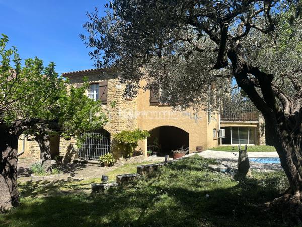 Au cœur d'un jardin de plus de 1000 m2 , en ville , la propriété s'organise avec une maison principale , deux appartements indépendants et un local commercial , un garage , du stationnement , un jardin arboré et une belle piscine. Cet ensemble , à proximité de toutes les commodités de la ville , ne se décrit pas , il se visite !
La maison est très bien entretenue et en bon état général même si une remise au gout du jour sera certainement à prévoir .Le double séjour et sa terrasse intimiste , une grande cuisine fermée avec accès direct sur une terrasse avec barbecue , 5 chambres dont deux avec leur salle de bains privative , des toilettes à chaque niveau , une cave à vin , une buanderie ... Des volumes généreux, une belle luminosité ,des annexes ...et  également les deux  appartements indépendants et le local commercial qui peuvent répondre à des activités personnelles , professionnelles et générer un revenu locatif non négligeable .Un bien qui permet à toute la famille de profiter pleinement des espaces , de nombreux  aménagements possibles qui permettent d'envisager de nombreux projets ( chambre d'hôtes , locations ...)
Du charme , pas de vis à vis , la ville à deux pas , hâte de vous faire découvrir cette propriété !