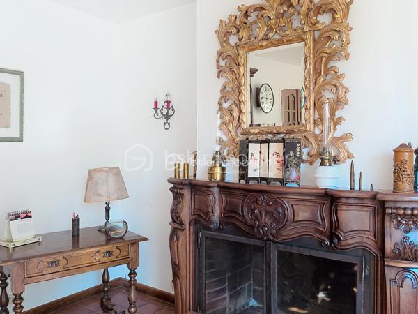 Au cœur d'un jardin de plus de 1000 m2 , en ville , la propriété s'organise avec une maison principale , deux appartements indépendants et un local commercial , un garage , du stationnement , un jardin arboré et une belle piscine. Cet ensemble , à proximité de toutes les commodités de la ville , ne se décrit pas , il se visite !
La maison est très bien entretenue et en bon état général même si une remise au gout du jour sera certainement à prévoir .Le double séjour et sa terrasse intimiste , une grande cuisine fermée avec accès direct sur une terrasse avec barbecue , 5 chambres dont deux avec leur salle de bains privative , des toilettes à chaque niveau , une cave à vin , une buanderie ... Des volumes généreux, une belle luminosité ,des annexes ...et  également les deux  appartements indépendants et le local commercial qui peuvent répondre à des activités personnelles , professionnelles et générer un revenu locatif non négligeable .Un bien qui permet à toute la famille de profiter pleinement des espaces , de nombreux  aménagements possibles qui permettent d'envisager de nombreux projets ( chambre d'hôtes , locations ...)
Du charme , pas de vis à vis , la ville à deux pas , hâte de vous faire découvrir cette propriété !
