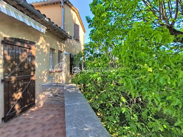 Au cœur d'un jardin de plus de 1000 m2 , en ville , la propriété s'organise avec une maison principale , deux appartements indépendants et un local commercial , un garage , du stationnement , un jardin arboré et une belle piscine. Cet ensemble , à proximité de toutes les commodités de la ville , ne se décrit pas , il se visite !
La maison est très bien entretenue et en bon état général même si une remise au gout du jour sera certainement à prévoir .Le double séjour et sa terrasse intimiste , une grande cuisine fermée avec accès direct sur une terrasse avec barbecue , 5 chambres dont deux avec leur salle de bains privative , des toilettes à chaque niveau , une cave à vin , une buanderie ... Des volumes généreux, une belle luminosité ,des annexes ...et  également les deux  appartements indépendants et le local commercial qui peuvent répondre à des activités personnelles , professionnelles et générer un revenu locatif non négligeable .Un bien qui permet à toute la famille de profiter pleinement des espaces , de nombreux  aménagements possibles qui permettent d'envisager de nombreux projets ( chambre d'hôtes , locations ...)
Du charme , pas de vis à vis , la ville à deux pas , hâte de vous faire découvrir cette propriété !