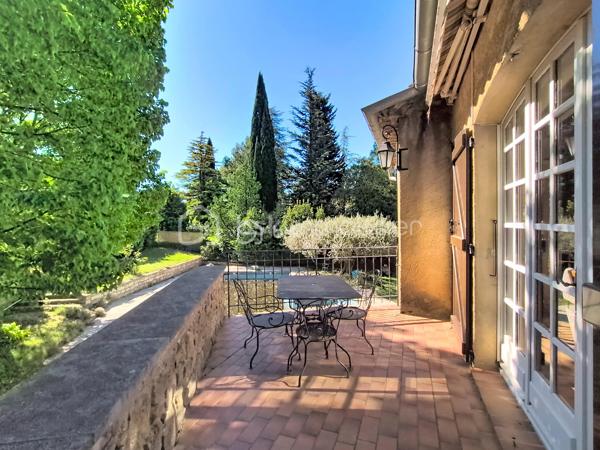 Au cœur d'un jardin de plus de 1000 m2 , en ville , la propriété s'organise avec une maison principale , deux appartements indépendants et un local commercial , un garage , du stationnement , un jardin arboré et une belle piscine. Cet ensemble , à proximité de toutes les commodités de la ville , ne se décrit pas , il se visite !
La maison est très bien entretenue et en bon état général même si une remise au gout du jour sera certainement à prévoir .Le double séjour et sa terrasse intimiste , une grande cuisine fermée avec accès direct sur une terrasse avec barbecue , 5 chambres dont deux avec leur salle de bains privative , des toilettes à chaque niveau , une cave à vin , une buanderie ... Des volumes généreux, une belle luminosité ,des annexes ...et  également les deux  appartements indépendants et le local commercial qui peuvent répondre à des activités personnelles , professionnelles et générer un revenu locatif non négligeable .Un bien qui permet à toute la famille de profiter pleinement des espaces , de nombreux  aménagements possibles qui permettent d'envisager de nombreux projets ( chambre d'hôtes , locations ...)
Du charme , pas de vis à vis , la ville à deux pas , hâte de vous faire découvrir cette propriété !