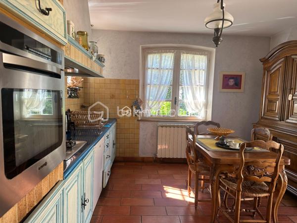Au cœur d'un jardin de plus de 1000 m2 , en ville , la propriété s'organise avec une maison principale , deux appartements indépendants et un local commercial , un garage , du stationnement , un jardin arboré et une belle piscine. Cet ensemble , à proximité de toutes les commodités de la ville , ne se décrit pas , il se visite !
La maison est très bien entretenue et en bon état général même si une remise au gout du jour sera certainement à prévoir .Le double séjour et sa terrasse intimiste , une grande cuisine fermée avec accès direct sur une terrasse avec barbecue , 5 chambres dont deux avec leur salle de bains privative , des toilettes à chaque niveau , une cave à vin , une buanderie ... Des volumes généreux, une belle luminosité ,des annexes ...et  également les deux  appartements indépendants et le local commercial qui peuvent répondre à des activités personnelles , professionnelles et générer un revenu locatif non négligeable .Un bien qui permet à toute la famille de profiter pleinement des espaces , de nombreux  aménagements possibles qui permettent d'envisager de nombreux projets ( chambre d'hôtes , locations ...)
Du charme , pas de vis à vis , la ville à deux pas , hâte de vous faire découvrir cette propriété !