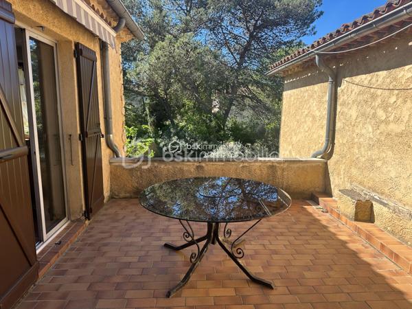 Au cœur d'un jardin de plus de 1000 m2 , en ville , la propriété s'organise avec une maison principale , deux appartements indépendants et un local commercial , un garage , du stationnement , un jardin arboré et une belle piscine. Cet ensemble , à proximité de toutes les commodités de la ville , ne se décrit pas , il se visite !
La maison est très bien entretenue et en bon état général même si une remise au gout du jour sera certainement à prévoir .Le double séjour et sa terrasse intimiste , une grande cuisine fermée avec accès direct sur une terrasse avec barbecue , 5 chambres dont deux avec leur salle de bains privative , des toilettes à chaque niveau , une cave à vin , une buanderie ... Des volumes généreux, une belle luminosité ,des annexes ...et  également les deux  appartements indépendants et le local commercial qui peuvent répondre à des activités personnelles , professionnelles et générer un revenu locatif non négligeable .Un bien qui permet à toute la famille de profiter pleinement des espaces , de nombreux  aménagements possibles qui permettent d'envisager de nombreux projets ( chambre d'hôtes , locations ...)
Du charme , pas de vis à vis , la ville à deux pas , hâte de vous faire découvrir cette propriété !