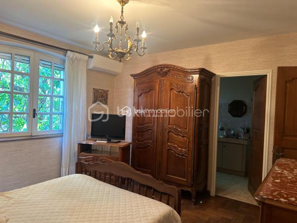 Au cœur d'un jardin de plus de 1000 m2 , en ville , la propriété s'organise avec une maison principale , deux appartements indépendants et un local commercial , un garage , du stationnement , un jardin arboré et une belle piscine. Cet ensemble , à proximité de toutes les commodités de la ville , ne se décrit pas , il se visite !
La maison est très bien entretenue et en bon état général même si une remise au gout du jour sera certainement à prévoir .Le double séjour et sa terrasse intimiste , une grande cuisine fermée avec accès direct sur une terrasse avec barbecue , 5 chambres dont deux avec leur salle de bains privative , des toilettes à chaque niveau , une cave à vin , une buanderie ... Des volumes généreux, une belle luminosité ,des annexes ...et  également les deux  appartements indépendants et le local commercial qui peuvent répondre à des activités personnelles , professionnelles et générer un revenu locatif non négligeable .Un bien qui permet à toute la famille de profiter pleinement des espaces , de nombreux  aménagements possibles qui permettent d'envisager de nombreux projets ( chambre d'hôtes , locations ...)
Du charme , pas de vis à vis , la ville à deux pas , hâte de vous faire découvrir cette propriété !