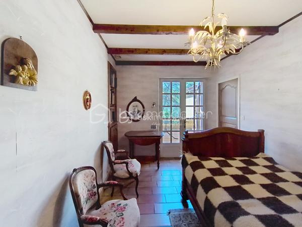 Au cœur d'un jardin de plus de 1000 m2 , en ville , la propriété s'organise avec une maison principale , deux appartements indépendants et un local commercial , un garage , du stationnement , un jardin arboré et une belle piscine. Cet ensemble , à proximité de toutes les commodités de la ville , ne se décrit pas , il se visite !
La maison est très bien entretenue et en bon état général même si une remise au gout du jour sera certainement à prévoir .Le double séjour et sa terrasse intimiste , une grande cuisine fermée avec accès direct sur une terrasse avec barbecue , 5 chambres dont deux avec leur salle de bains privative , des toilettes à chaque niveau , une cave à vin , une buanderie ... Des volumes généreux, une belle luminosité ,des annexes ...et  également les deux  appartements indépendants et le local commercial qui peuvent répondre à des activités personnelles , professionnelles et générer un revenu locatif non négligeable .Un bien qui permet à toute la famille de profiter pleinement des espaces , de nombreux  aménagements possibles qui permettent d'envisager de nombreux projets ( chambre d'hôtes , locations ...)
Du charme , pas de vis à vis , la ville à deux pas , hâte de vous faire découvrir cette propriété !