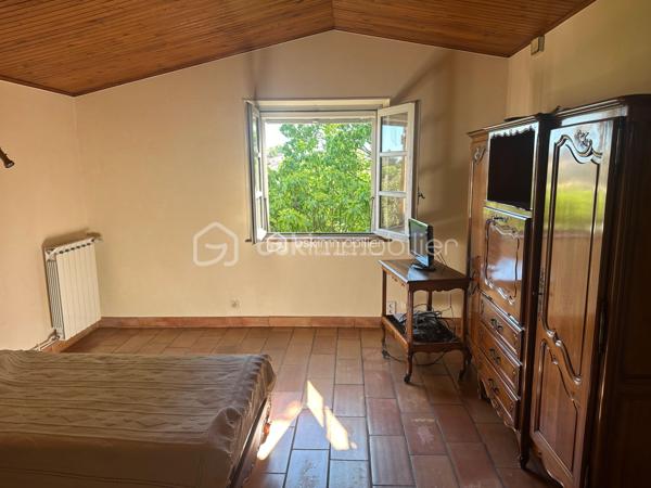 Au cœur d'un jardin de plus de 1000 m2 , en ville , la propriété s'organise avec une maison principale , deux appartements indépendants et un local commercial , un garage , du stationnement , un jardin arboré et une belle piscine. Cet ensemble , à proximité de toutes les commodités de la ville , ne se décrit pas , il se visite !
La maison est très bien entretenue et en bon état général même si une remise au gout du jour sera certainement à prévoir .Le double séjour et sa terrasse intimiste , une grande cuisine fermée avec accès direct sur une terrasse avec barbecue , 5 chambres dont deux avec leur salle de bains privative , des toilettes à chaque niveau , une cave à vin , une buanderie ... Des volumes généreux, une belle luminosité ,des annexes ...et  également les deux  appartements indépendants et le local commercial qui peuvent répondre à des activités personnelles , professionnelles et générer un revenu locatif non négligeable .Un bien qui permet à toute la famille de profiter pleinement des espaces , de nombreux  aménagements possibles qui permettent d'envisager de nombreux projets ( chambre d'hôtes , locations ...)
Du charme , pas de vis à vis , la ville à deux pas , hâte de vous faire découvrir cette propriété !