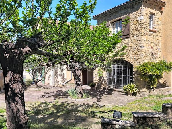 Au cœur d'un jardin de plus de 1000 m2 , en ville , la propriété s'organise avec une maison principale , deux appartements indépendants et un local commercial , un garage , du stationnement , un jardin arboré et une belle piscine. Cet ensemble , à proximité de toutes les commodités de la ville , ne se décrit pas , il se visite !
La maison est très bien entretenue et en bon état général même si une remise au gout du jour sera certainement à prévoir .Le double séjour et sa terrasse intimiste , une grande cuisine fermée avec accès direct sur une terrasse avec barbecue , 5 chambres dont deux avec leur salle de bains privative , des toilettes à chaque niveau , une cave à vin , une buanderie ... Des volumes généreux, une belle luminosité ,des annexes ...et  également les deux  appartements indépendants et le local commercial qui peuvent répondre à des activités personnelles , professionnelles et générer un revenu locatif non négligeable .Un bien qui permet à toute la famille de profiter pleinement des espaces , de nombreux  aménagements possibles qui permettent d'envisager de nombreux projets ( chambre d'hôtes , locations ...)
Du charme , pas de vis à vis , la ville à deux pas , hâte de vous faire découvrir cette propriété !