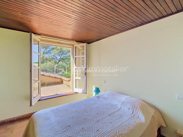 Au cœur d'un jardin de plus de 1000 m2 , en ville , la propriété s'organise avec une maison principale , deux appartements indépendants et un local commercial , un garage , du stationnement , un jardin arboré et une belle piscine. Cet ensemble , à proximité de toutes les commodités de la ville , ne se décrit pas , il se visite !
La maison est très bien entretenue et en bon état général même si une remise au gout du jour sera certainement à prévoir .Le double séjour et sa terrasse intimiste , une grande cuisine fermée avec accès direct sur une terrasse avec barbecue , 5 chambres dont deux avec leur salle de bains privative , des toilettes à chaque niveau , une cave à vin , une buanderie ... Des volumes généreux, une belle luminosité ,des annexes ...et  également les deux  appartements indépendants et le local commercial qui peuvent répondre à des activités personnelles , professionnelles et générer un revenu locatif non négligeable .Un bien qui permet à toute la famille de profiter pleinement des espaces , de nombreux  aménagements possibles qui permettent d'envisager de nombreux projets ( chambre d'hôtes , locations ...)
Du charme , pas de vis à vis , la ville à deux pas , hâte de vous faire découvrir cette propriété !