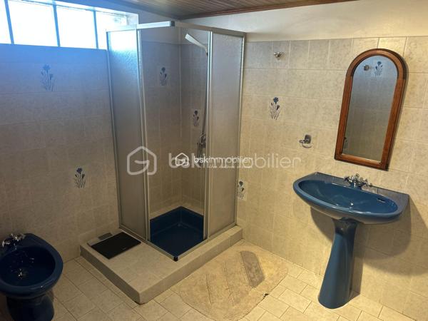Au cœur d'un jardin de plus de 1000 m2 , en ville , la propriété s'organise avec une maison principale , deux appartements indépendants et un local commercial , un garage , du stationnement , un jardin arboré et une belle piscine. Cet ensemble , à proximité de toutes les commodités de la ville , ne se décrit pas , il se visite !
La maison est très bien entretenue et en bon état général même si une remise au gout du jour sera certainement à prévoir .Le double séjour et sa terrasse intimiste , une grande cuisine fermée avec accès direct sur une terrasse avec barbecue , 5 chambres dont deux avec leur salle de bains privative , des toilettes à chaque niveau , une cave à vin , une buanderie ... Des volumes généreux, une belle luminosité ,des annexes ...et  également les deux  appartements indépendants et le local commercial qui peuvent répondre à des activités personnelles , professionnelles et générer un revenu locatif non négligeable .Un bien qui permet à toute la famille de profiter pleinement des espaces , de nombreux  aménagements possibles qui permettent d'envisager de nombreux projets ( chambre d'hôtes , locations ...)
Du charme , pas de vis à vis , la ville à deux pas , hâte de vous faire découvrir cette propriété !