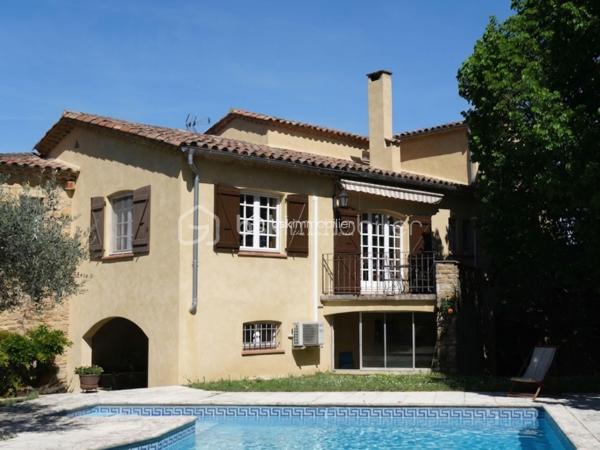 Au cœur d'un jardin de plus de 1000 m2 , en ville , la propriété s'organise avec une maison principale , deux appartements indépendants et un local commercial , un garage , du stationnement , un jardin arboré et une belle piscine. Cet ensemble , à proximité de toutes les commodités de la ville , ne se décrit pas , il se visite !
La maison est très bien entretenue et en bon état général même si une remise au gout du jour sera certainement à prévoir .Le double séjour et sa terrasse intimiste , une grande cuisine fermée avec accès direct sur une terrasse avec barbecue , 5 chambres dont deux avec leur salle de bains privative , des toilettes à chaque niveau , une cave à vin , une buanderie ... Des volumes généreux, une belle luminosité ,des annexes ...et  également les deux  appartements indépendants et le local commercial qui peuvent répondre à des activités personnelles , professionnelles et générer un revenu locatif non négligeable .Un bien qui permet à toute la famille de profiter pleinement des espaces , de nombreux  aménagements possibles qui permettent d'envisager de nombreux projets ( chambre d'hôtes , locations ...)
Du charme , pas de vis à vis , la ville à deux pas , hâte de vous faire découvrir cette propriété !