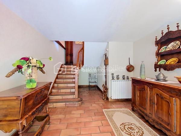 Au cœur d'un jardin de plus de 1000 m2 , en ville , la propriété s'organise avec une maison principale , deux appartements indépendants et un local commercial , un garage , du stationnement , un jardin arboré et une belle piscine. Cet ensemble , à proximité de toutes les commodités de la ville , ne se décrit pas , il se visite !
La maison est très bien entretenue et en bon état général même si une remise au gout du jour sera certainement à prévoir .Le double séjour et sa terrasse intimiste , une grande cuisine fermée avec accès direct sur une terrasse avec barbecue , 5 chambres dont deux avec leur salle de bains privative , des toilettes à chaque niveau , une cave à vin , une buanderie ... Des volumes généreux, une belle luminosité ,des annexes ...et  également les deux  appartements indépendants et le local commercial qui peuvent répondre à des activités personnelles , professionnelles et générer un revenu locatif non négligeable .Un bien qui permet à toute la famille de profiter pleinement des espaces , de nombreux  aménagements possibles qui permettent d'envisager de nombreux projets ( chambre d'hôtes , locations ...)
Du charme , pas de vis à vis , la ville à deux pas , hâte de vous faire découvrir cette propriété !