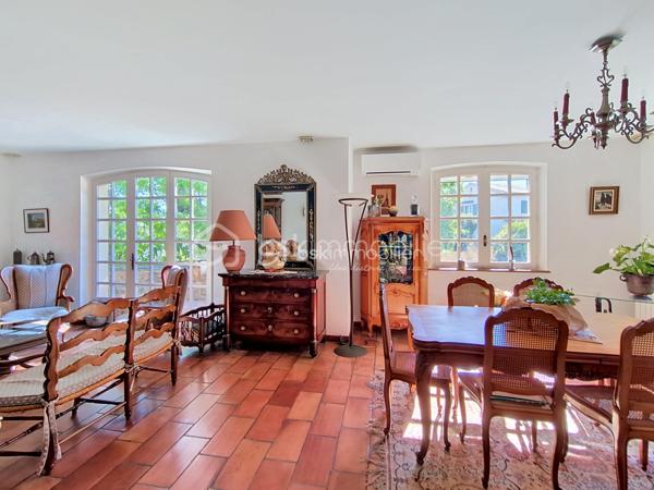 Au cœur d'un jardin de plus de 1000 m2 , en ville , la propriété s'organise avec une maison principale , deux appartements indépendants et un local commercial , un garage , du stationnement , un jardin arboré et une belle piscine. Cet ensemble , à proximité de toutes les commodités de la ville , ne se décrit pas , il se visite !
La maison est très bien entretenue et en bon état général même si une remise au gout du jour sera certainement à prévoir .Le double séjour et sa terrasse intimiste , une grande cuisine fermée avec accès direct sur une terrasse avec barbecue , 5 chambres dont deux avec leur salle de bains privative , des toilettes à chaque niveau , une cave à vin , une buanderie ... Des volumes généreux, une belle luminosité ,des annexes ...et  également les deux  appartements indépendants et le local commercial qui peuvent répondre à des activités personnelles , professionnelles et générer un revenu locatif non négligeable .Un bien qui permet à toute la famille de profiter pleinement des espaces , de nombreux  aménagements possibles qui permettent d'envisager de nombreux projets ( chambre d'hôtes , locations ...)
Du charme , pas de vis à vis , la ville à deux pas , hâte de vous faire découvrir cette propriété !