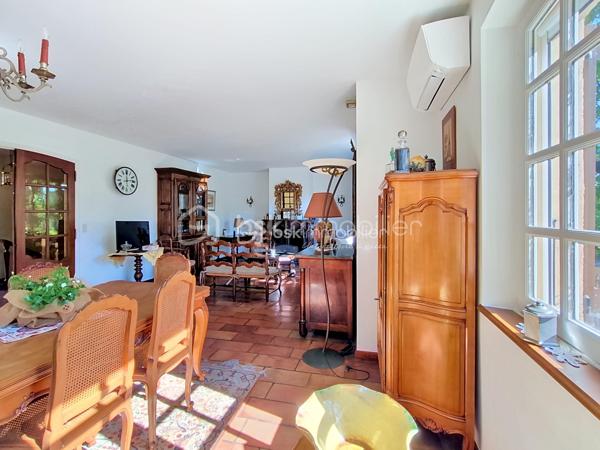 Au cœur d'un jardin de plus de 1000 m2 , en ville , la propriété s'organise avec une maison principale , deux appartements indépendants et un local commercial , un garage , du stationnement , un jardin arboré et une belle piscine. Cet ensemble , à proximité de toutes les commodités de la ville , ne se décrit pas , il se visite !
La maison est très bien entretenue et en bon état général même si une remise au gout du jour sera certainement à prévoir .Le double séjour et sa terrasse intimiste , une grande cuisine fermée avec accès direct sur une terrasse avec barbecue , 5 chambres dont deux avec leur salle de bains privative , des toilettes à chaque niveau , une cave à vin , une buanderie ... Des volumes généreux, une belle luminosité ,des annexes ...et  également les deux  appartements indépendants et le local commercial qui peuvent répondre à des activités personnelles , professionnelles et générer un revenu locatif non négligeable .Un bien qui permet à toute la famille de profiter pleinement des espaces , de nombreux  aménagements possibles qui permettent d'envisager de nombreux projets ( chambre d'hôtes , locations ...)
Du charme , pas de vis à vis , la ville à deux pas , hâte de vous faire découvrir cette propriété !