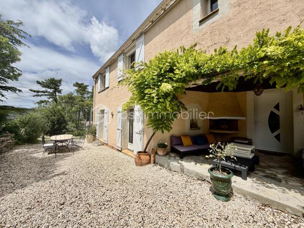 Située au fond d'une impasse, dans un environnement calme tout en restant à proximité immédiate des commerces, des écoles et des commodités, cette superbe propriété de 185 m² habitables offre un potentiel exceptionnel pour une grande famille, un projet intergénérationnel ou un investissement locatif rentable.

Dès l'entrée, le charme opère : volumes généreux, luminosité omniprésente, matériaux chaleureux et atmosphère accueillante. La maison principale propose de beaux espaces de vie ouverts, plusieurs chambres confortables, ainsi qu'un extérieur aménagé pour profiter pleinement des beaux jours.

💰 LE VÉRITABLE ATOUT : UN LOGEMENT INDÉPENDANT DÉJÀ RENTABLE
Attenant à la maison mais totalement indépendant, un second logement dispose de sa propre entrée ainsi que de compteurs d'eau et d'électricité séparés.

Actuellement exploité en location saisonnière (Airbnb), il génère déjà des revenus complémentaires et offre de nombreuses possibilités :

-Location courte durée (rentabilité optimisée)
-Location annuelle (revenu sécurisé)
-Accueil familial indépendant (proches, grands enfants)
-Profession libérale ou télétravail

⚙️ LES PRESTATIONS :
✅ 185 m² habitables au total
✅ 5 chambres
✅ 2 logements totalement indépendants
✅ Climatisation installée dans les deux habitations
✅ Garage spacieux de 53 m²
✅ Buanderie de 21 m²
✅ Compteurs eau et électricité séparés
✅ Terrain de 985 m² sans vis-à-vis direct
✅ Situation idéale au calme, en impasse

Une propriété pleine de charme qui combine parfaitement résidence principale, confort de vie et rentabilité locative immédiate.

Un bien unique à découvrir rapidement !