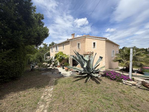 Située au fond d'une impasse, dans un environnement calme tout en restant à proximité immédiate des commerces, des écoles et des commodités, cette superbe propriété de 185 m² habitables offre un potentiel exceptionnel pour une grande famille, un projet intergénérationnel ou un investissement locatif rentable.

Dès l'entrée, le charme opère : volumes généreux, luminosité omniprésente, matériaux chaleureux et atmosphère accueillante. La maison principale propose de beaux espaces de vie ouverts, plusieurs chambres confortables, ainsi qu'un extérieur aménagé pour profiter pleinement des beaux jours.

💰 LE VÉRITABLE ATOUT : UN LOGEMENT INDÉPENDANT DÉJÀ RENTABLE
Attenant à la maison mais totalement indépendant, un second logement dispose de sa propre entrée ainsi que de compteurs d'eau et d'électricité séparés.

Actuellement exploité en location saisonnière (Airbnb), il génère déjà des revenus complémentaires et offre de nombreuses possibilités :

-Location courte durée (rentabilité optimisée)
-Location annuelle (revenu sécurisé)
-Accueil familial indépendant (proches, grands enfants)
-Profession libérale ou télétravail

⚙️ LES PRESTATIONS :
✅ 185 m² habitables au total
✅ 5 chambres
✅ 2 logements totalement indépendants
✅ Climatisation installée dans les deux habitations
✅ Garage spacieux de 53 m²
✅ Buanderie de 21 m²
✅ Compteurs eau et électricité séparés
✅ Terrain de 985 m² sans vis-à-vis direct
✅ Situation idéale au calme, en impasse

Une propriété pleine de charme qui combine parfaitement résidence principale, confort de vie et rentabilité locative immédiate.

Un bien unique à découvrir rapidement !