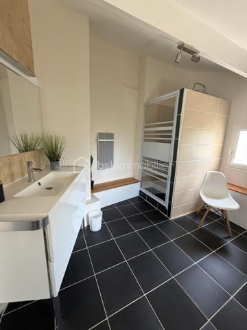 Située au fond d'une impasse, dans un environnement calme tout en restant à proximité immédiate des commerces, des écoles et des commodités, cette superbe propriété de 185 m² habitables offre un potentiel exceptionnel pour une grande famille, un projet intergénérationnel ou un investissement locatif rentable.

Dès l'entrée, le charme opère : volumes généreux, luminosité omniprésente, matériaux chaleureux et atmosphère accueillante. La maison principale propose de beaux espaces de vie ouverts, plusieurs chambres confortables, ainsi qu'un extérieur aménagé pour profiter pleinement des beaux jours.

💰 LE VÉRITABLE ATOUT : UN LOGEMENT INDÉPENDANT DÉJÀ RENTABLE
Attenant à la maison mais totalement indépendant, un second logement dispose de sa propre entrée ainsi que de compteurs d'eau et d'électricité séparés.

Actuellement exploité en location saisonnière (Airbnb), il génère déjà des revenus complémentaires et offre de nombreuses possibilités :

-Location courte durée (rentabilité optimisée)
-Location annuelle (revenu sécurisé)
-Accueil familial indépendant (proches, grands enfants)
-Profession libérale ou télétravail

⚙️ LES PRESTATIONS :
✅ 185 m² habitables au total
✅ 5 chambres
✅ 2 logements totalement indépendants
✅ Climatisation installée dans les deux habitations
✅ Garage spacieux de 53 m²
✅ Buanderie de 21 m²
✅ Compteurs eau et électricité séparés
✅ Terrain de 985 m² sans vis-à-vis direct
✅ Situation idéale au calme, en impasse

Une propriété pleine de charme qui combine parfaitement résidence principale, confort de vie et rentabilité locative immédiate.

Un bien unique à découvrir rapidement !
