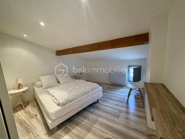 Située au fond d'une impasse, dans un environnement calme tout en restant à proximité immédiate des commerces, des écoles et des commodités, cette superbe propriété de 185 m² habitables offre un potentiel exceptionnel pour une grande famille, un projet intergénérationnel ou un investissement locatif rentable.

Dès l'entrée, le charme opère : volumes généreux, luminosité omniprésente, matériaux chaleureux et atmosphère accueillante. La maison principale propose de beaux espaces de vie ouverts, plusieurs chambres confortables, ainsi qu'un extérieur aménagé pour profiter pleinement des beaux jours.

💰 LE VÉRITABLE ATOUT : UN LOGEMENT INDÉPENDANT DÉJÀ RENTABLE
Attenant à la maison mais totalement indépendant, un second logement dispose de sa propre entrée ainsi que de compteurs d'eau et d'électricité séparés.

Actuellement exploité en location saisonnière (Airbnb), il génère déjà des revenus complémentaires et offre de nombreuses possibilités :

-Location courte durée (rentabilité optimisée)
-Location annuelle (revenu sécurisé)
-Accueil familial indépendant (proches, grands enfants)
-Profession libérale ou télétravail

⚙️ LES PRESTATIONS :
✅ 185 m² habitables au total
✅ 5 chambres
✅ 2 logements totalement indépendants
✅ Climatisation installée dans les deux habitations
✅ Garage spacieux de 53 m²
✅ Buanderie de 21 m²
✅ Compteurs eau et électricité séparés
✅ Terrain de 985 m² sans vis-à-vis direct
✅ Situation idéale au calme, en impasse

Une propriété pleine de charme qui combine parfaitement résidence principale, confort de vie et rentabilité locative immédiate.

Un bien unique à découvrir rapidement !