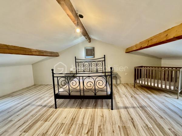 Située au fond d'une impasse, dans un environnement calme tout en restant à proximité immédiate des commerces, des écoles et des commodités, cette superbe propriété de 185 m² habitables offre un potentiel exceptionnel pour une grande famille, un projet intergénérationnel ou un investissement locatif rentable.

Dès l'entrée, le charme opère : volumes généreux, luminosité omniprésente, matériaux chaleureux et atmosphère accueillante. La maison principale propose de beaux espaces de vie ouverts, plusieurs chambres confortables, ainsi qu'un extérieur aménagé pour profiter pleinement des beaux jours.

💰 LE VÉRITABLE ATOUT : UN LOGEMENT INDÉPENDANT DÉJÀ RENTABLE
Attenant à la maison mais totalement indépendant, un second logement dispose de sa propre entrée ainsi que de compteurs d'eau et d'électricité séparés.

Actuellement exploité en location saisonnière (Airbnb), il génère déjà des revenus complémentaires et offre de nombreuses possibilités :

-Location courte durée (rentabilité optimisée)
-Location annuelle (revenu sécurisé)
-Accueil familial indépendant (proches, grands enfants)
-Profession libérale ou télétravail

⚙️ LES PRESTATIONS :
✅ 185 m² habitables au total
✅ 5 chambres
✅ 2 logements totalement indépendants
✅ Climatisation installée dans les deux habitations
✅ Garage spacieux de 53 m²
✅ Buanderie de 21 m²
✅ Compteurs eau et électricité séparés
✅ Terrain de 985 m² sans vis-à-vis direct
✅ Situation idéale au calme, en impasse

Une propriété pleine de charme qui combine parfaitement résidence principale, confort de vie et rentabilité locative immédiate.

Un bien unique à découvrir rapidement !
