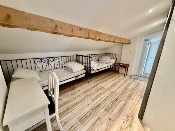 Située au fond d'une impasse, dans un environnement calme tout en restant à proximité immédiate des commerces, des écoles et des commodités, cette superbe propriété de 185 m² habitables offre un potentiel exceptionnel pour une grande famille, un projet intergénérationnel ou un investissement locatif rentable.

Dès l'entrée, le charme opère : volumes généreux, luminosité omniprésente, matériaux chaleureux et atmosphère accueillante. La maison principale propose de beaux espaces de vie ouverts, plusieurs chambres confortables, ainsi qu'un extérieur aménagé pour profiter pleinement des beaux jours.

💰 LE VÉRITABLE ATOUT : UN LOGEMENT INDÉPENDANT DÉJÀ RENTABLE
Attenant à la maison mais totalement indépendant, un second logement dispose de sa propre entrée ainsi que de compteurs d'eau et d'électricité séparés.

Actuellement exploité en location saisonnière (Airbnb), il génère déjà des revenus complémentaires et offre de nombreuses possibilités :

-Location courte durée (rentabilité optimisée)
-Location annuelle (revenu sécurisé)
-Accueil familial indépendant (proches, grands enfants)
-Profession libérale ou télétravail

⚙️ LES PRESTATIONS :
✅ 185 m² habitables au total
✅ 5 chambres
✅ 2 logements totalement indépendants
✅ Climatisation installée dans les deux habitations
✅ Garage spacieux de 53 m²
✅ Buanderie de 21 m²
✅ Compteurs eau et électricité séparés
✅ Terrain de 985 m² sans vis-à-vis direct
✅ Situation idéale au calme, en impasse

Une propriété pleine de charme qui combine parfaitement résidence principale, confort de vie et rentabilité locative immédiate.

Un bien unique à découvrir rapidement !