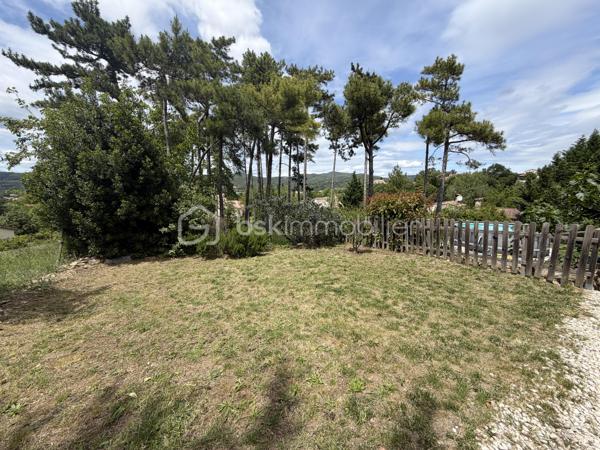 Située au fond d'une impasse, dans un environnement calme tout en restant à proximité immédiate des commerces, des écoles et des commodités, cette superbe propriété de 185 m² habitables offre un potentiel exceptionnel pour une grande famille, un projet intergénérationnel ou un investissement locatif rentable.

Dès l'entrée, le charme opère : volumes généreux, luminosité omniprésente, matériaux chaleureux et atmosphère accueillante. La maison principale propose de beaux espaces de vie ouverts, plusieurs chambres confortables, ainsi qu'un extérieur aménagé pour profiter pleinement des beaux jours.

💰 LE VÉRITABLE ATOUT : UN LOGEMENT INDÉPENDANT DÉJÀ RENTABLE
Attenant à la maison mais totalement indépendant, un second logement dispose de sa propre entrée ainsi que de compteurs d'eau et d'électricité séparés.

Actuellement exploité en location saisonnière (Airbnb), il génère déjà des revenus complémentaires et offre de nombreuses possibilités :

-Location courte durée (rentabilité optimisée)
-Location annuelle (revenu sécurisé)
-Accueil familial indépendant (proches, grands enfants)
-Profession libérale ou télétravail

⚙️ LES PRESTATIONS :
✅ 185 m² habitables au total
✅ 5 chambres
✅ 2 logements totalement indépendants
✅ Climatisation installée dans les deux habitations
✅ Garage spacieux de 53 m²
✅ Buanderie de 21 m²
✅ Compteurs eau et électricité séparés
✅ Terrain de 985 m² sans vis-à-vis direct
✅ Situation idéale au calme, en impasse

Une propriété pleine de charme qui combine parfaitement résidence principale, confort de vie et rentabilité locative immédiate.

Un bien unique à découvrir rapidement !