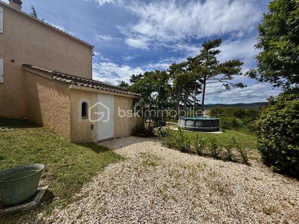 Située au fond d'une impasse, dans un environnement calme tout en restant à proximité immédiate des commerces, des écoles et des commodités, cette superbe propriété de 185 m² habitables offre un potentiel exceptionnel pour une grande famille, un projet intergénérationnel ou un investissement locatif rentable.

Dès l'entrée, le charme opère : volumes généreux, luminosité omniprésente, matériaux chaleureux et atmosphère accueillante. La maison principale propose de beaux espaces de vie ouverts, plusieurs chambres confortables, ainsi qu'un extérieur aménagé pour profiter pleinement des beaux jours.

💰 LE VÉRITABLE ATOUT : UN LOGEMENT INDÉPENDANT DÉJÀ RENTABLE
Attenant à la maison mais totalement indépendant, un second logement dispose de sa propre entrée ainsi que de compteurs d'eau et d'électricité séparés.

Actuellement exploité en location saisonnière (Airbnb), il génère déjà des revenus complémentaires et offre de nombreuses possibilités :

-Location courte durée (rentabilité optimisée)
-Location annuelle (revenu sécurisé)
-Accueil familial indépendant (proches, grands enfants)
-Profession libérale ou télétravail

⚙️ LES PRESTATIONS :
✅ 185 m² habitables au total
✅ 5 chambres
✅ 2 logements totalement indépendants
✅ Climatisation installée dans les deux habitations
✅ Garage spacieux de 53 m²
✅ Buanderie de 21 m²
✅ Compteurs eau et électricité séparés
✅ Terrain de 985 m² sans vis-à-vis direct
✅ Situation idéale au calme, en impasse

Une propriété pleine de charme qui combine parfaitement résidence principale, confort de vie et rentabilité locative immédiate.

Un bien unique à découvrir rapidement !