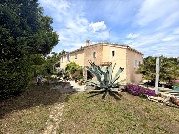 Située au fond d'une impasse, dans un environnement calme tout en restant à proximité immédiate des commerces, des écoles et des commodités, cette superbe propriété de 185 m² habitables offre un potentiel exceptionnel pour une grande famille, un projet intergénérationnel ou un investissement locatif rentable.

Dès l'entrée, le charme opère : volumes généreux, luminosité omniprésente, matériaux chaleureux et atmosphère accueillante. La maison principale propose de beaux espaces de vie ouverts, plusieurs chambres confortables, ainsi qu'un extérieur aménagé pour profiter pleinement des beaux jours.

💰 LE VÉRITABLE ATOUT : UN LOGEMENT INDÉPENDANT DÉJÀ RENTABLE
Attenant à la maison mais totalement indépendant, un second logement dispose de sa propre entrée ainsi que de compteurs d'eau et d'électricité séparés.

Actuellement exploité en location saisonnière (Airbnb), il génère déjà des revenus complémentaires et offre de nombreuses possibilités :

-Location courte durée (rentabilité optimisée)
-Location annuelle (revenu sécurisé)
-Accueil familial indépendant (proches, grands enfants)
-Profession libérale ou télétravail

⚙️ LES PRESTATIONS :
✅ 185 m² habitables au total
✅ 5 chambres
✅ 2 logements totalement indépendants
✅ Climatisation installée dans les deux habitations
✅ Garage spacieux de 53 m²
✅ Buanderie de 21 m²
✅ Compteurs eau et électricité séparés
✅ Terrain de 985 m² sans vis-à-vis direct
✅ Situation idéale au calme, en impasse

Une propriété pleine de charme qui combine parfaitement résidence principale, confort de vie et rentabilité locative immédiate.

Un bien unique à découvrir rapidement !