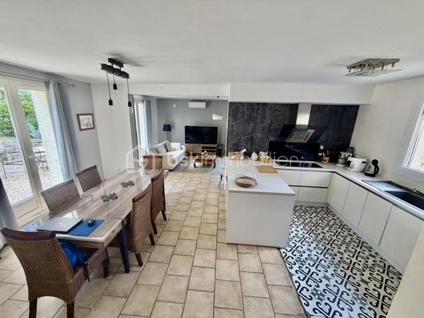 Située au fond d'une impasse, dans un environnement calme tout en restant à proximité immédiate des commerces, des écoles et des commodités, cette superbe propriété de 185 m² habitables offre un potentiel exceptionnel pour une grande famille, un projet intergénérationnel ou un investissement locatif rentable.

Dès l'entrée, le charme opère : volumes généreux, luminosité omniprésente, matériaux chaleureux et atmosphère accueillante. La maison principale propose de beaux espaces de vie ouverts, plusieurs chambres confortables, ainsi qu'un extérieur aménagé pour profiter pleinement des beaux jours.

💰 LE VÉRITABLE ATOUT : UN LOGEMENT INDÉPENDANT DÉJÀ RENTABLE
Attenant à la maison mais totalement indépendant, un second logement dispose de sa propre entrée ainsi que de compteurs d'eau et d'électricité séparés.

Actuellement exploité en location saisonnière (Airbnb), il génère déjà des revenus complémentaires et offre de nombreuses possibilités :

-Location courte durée (rentabilité optimisée)
-Location annuelle (revenu sécurisé)
-Accueil familial indépendant (proches, grands enfants)
-Profession libérale ou télétravail

⚙️ LES PRESTATIONS :
✅ 185 m² habitables au total
✅ 5 chambres
✅ 2 logements totalement indépendants
✅ Climatisation installée dans les deux habitations
✅ Garage spacieux de 53 m²
✅ Buanderie de 21 m²
✅ Compteurs eau et électricité séparés
✅ Terrain de 985 m² sans vis-à-vis direct
✅ Situation idéale au calme, en impasse

Une propriété pleine de charme qui combine parfaitement résidence principale, confort de vie et rentabilité locative immédiate.

Un bien unique à découvrir rapidement !