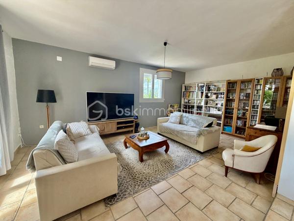Située au fond d'une impasse, dans un environnement calme tout en restant à proximité immédiate des commerces, des écoles et des commodités, cette superbe propriété de 185 m² habitables offre un potentiel exceptionnel pour une grande famille, un projet intergénérationnel ou un investissement locatif rentable.

Dès l'entrée, le charme opère : volumes généreux, luminosité omniprésente, matériaux chaleureux et atmosphère accueillante. La maison principale propose de beaux espaces de vie ouverts, plusieurs chambres confortables, ainsi qu'un extérieur aménagé pour profiter pleinement des beaux jours.

💰 LE VÉRITABLE ATOUT : UN LOGEMENT INDÉPENDANT DÉJÀ RENTABLE
Attenant à la maison mais totalement indépendant, un second logement dispose de sa propre entrée ainsi que de compteurs d'eau et d'électricité séparés.

Actuellement exploité en location saisonnière (Airbnb), il génère déjà des revenus complémentaires et offre de nombreuses possibilités :

-Location courte durée (rentabilité optimisée)
-Location annuelle (revenu sécurisé)
-Accueil familial indépendant (proches, grands enfants)
-Profession libérale ou télétravail

⚙️ LES PRESTATIONS :
✅ 185 m² habitables au total
✅ 5 chambres
✅ 2 logements totalement indépendants
✅ Climatisation installée dans les deux habitations
✅ Garage spacieux de 53 m²
✅ Buanderie de 21 m²
✅ Compteurs eau et électricité séparés
✅ Terrain de 985 m² sans vis-à-vis direct
✅ Situation idéale au calme, en impasse

Une propriété pleine de charme qui combine parfaitement résidence principale, confort de vie et rentabilité locative immédiate.

Un bien unique à découvrir rapidement !