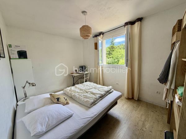 Située au fond d'une impasse, dans un environnement calme tout en restant à proximité immédiate des commerces, des écoles et des commodités, cette superbe propriété de 185 m² habitables offre un potentiel exceptionnel pour une grande famille, un projet intergénérationnel ou un investissement locatif rentable.

Dès l'entrée, le charme opère : volumes généreux, luminosité omniprésente, matériaux chaleureux et atmosphère accueillante. La maison principale propose de beaux espaces de vie ouverts, plusieurs chambres confortables, ainsi qu'un extérieur aménagé pour profiter pleinement des beaux jours.

💰 LE VÉRITABLE ATOUT : UN LOGEMENT INDÉPENDANT DÉJÀ RENTABLE
Attenant à la maison mais totalement indépendant, un second logement dispose de sa propre entrée ainsi que de compteurs d'eau et d'électricité séparés.

Actuellement exploité en location saisonnière (Airbnb), il génère déjà des revenus complémentaires et offre de nombreuses possibilités :

-Location courte durée (rentabilité optimisée)
-Location annuelle (revenu sécurisé)
-Accueil familial indépendant (proches, grands enfants)
-Profession libérale ou télétravail

⚙️ LES PRESTATIONS :
✅ 185 m² habitables au total
✅ 5 chambres
✅ 2 logements totalement indépendants
✅ Climatisation installée dans les deux habitations
✅ Garage spacieux de 53 m²
✅ Buanderie de 21 m²
✅ Compteurs eau et électricité séparés
✅ Terrain de 985 m² sans vis-à-vis direct
✅ Situation idéale au calme, en impasse

Une propriété pleine de charme qui combine parfaitement résidence principale, confort de vie et rentabilité locative immédiate.

Un bien unique à découvrir rapidement !