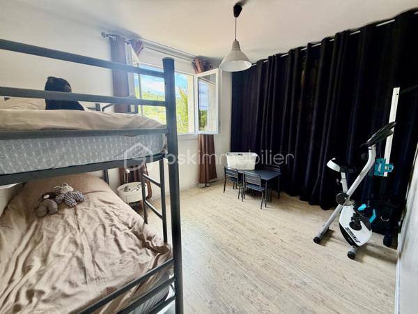 Située au fond d'une impasse, dans un environnement calme tout en restant à proximité immédiate des commerces, des écoles et des commodités, cette superbe propriété de 185 m² habitables offre un potentiel exceptionnel pour une grande famille, un projet intergénérationnel ou un investissement locatif rentable.

Dès l'entrée, le charme opère : volumes généreux, luminosité omniprésente, matériaux chaleureux et atmosphère accueillante. La maison principale propose de beaux espaces de vie ouverts, plusieurs chambres confortables, ainsi qu'un extérieur aménagé pour profiter pleinement des beaux jours.

💰 LE VÉRITABLE ATOUT : UN LOGEMENT INDÉPENDANT DÉJÀ RENTABLE
Attenant à la maison mais totalement indépendant, un second logement dispose de sa propre entrée ainsi que de compteurs d'eau et d'électricité séparés.

Actuellement exploité en location saisonnière (Airbnb), il génère déjà des revenus complémentaires et offre de nombreuses possibilités :

-Location courte durée (rentabilité optimisée)
-Location annuelle (revenu sécurisé)
-Accueil familial indépendant (proches, grands enfants)
-Profession libérale ou télétravail

⚙️ LES PRESTATIONS :
✅ 185 m² habitables au total
✅ 5 chambres
✅ 2 logements totalement indépendants
✅ Climatisation installée dans les deux habitations
✅ Garage spacieux de 53 m²
✅ Buanderie de 21 m²
✅ Compteurs eau et électricité séparés
✅ Terrain de 985 m² sans vis-à-vis direct
✅ Situation idéale au calme, en impasse

Une propriété pleine de charme qui combine parfaitement résidence principale, confort de vie et rentabilité locative immédiate.

Un bien unique à découvrir rapidement !