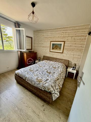 Située au fond d'une impasse, dans un environnement calme tout en restant à proximité immédiate des commerces, des écoles et des commodités, cette superbe propriété de 185 m² habitables offre un potentiel exceptionnel pour une grande famille, un projet intergénérationnel ou un investissement locatif rentable.

Dès l'entrée, le charme opère : volumes généreux, luminosité omniprésente, matériaux chaleureux et atmosphère accueillante. La maison principale propose de beaux espaces de vie ouverts, plusieurs chambres confortables, ainsi qu'un extérieur aménagé pour profiter pleinement des beaux jours.

💰 LE VÉRITABLE ATOUT : UN LOGEMENT INDÉPENDANT DÉJÀ RENTABLE
Attenant à la maison mais totalement indépendant, un second logement dispose de sa propre entrée ainsi que de compteurs d'eau et d'électricité séparés.

Actuellement exploité en location saisonnière (Airbnb), il génère déjà des revenus complémentaires et offre de nombreuses possibilités :

-Location courte durée (rentabilité optimisée)
-Location annuelle (revenu sécurisé)
-Accueil familial indépendant (proches, grands enfants)
-Profession libérale ou télétravail

⚙️ LES PRESTATIONS :
✅ 185 m² habitables au total
✅ 5 chambres
✅ 2 logements totalement indépendants
✅ Climatisation installée dans les deux habitations
✅ Garage spacieux de 53 m²
✅ Buanderie de 21 m²
✅ Compteurs eau et électricité séparés
✅ Terrain de 985 m² sans vis-à-vis direct
✅ Situation idéale au calme, en impasse

Une propriété pleine de charme qui combine parfaitement résidence principale, confort de vie et rentabilité locative immédiate.

Un bien unique à découvrir rapidement !