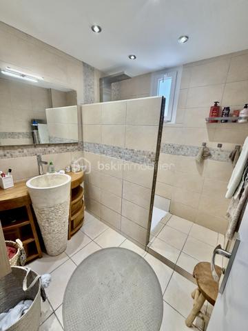 Située au fond d'une impasse, dans un environnement calme tout en restant à proximité immédiate des commerces, des écoles et des commodités, cette superbe propriété de 185 m² habitables offre un potentiel exceptionnel pour une grande famille, un projet intergénérationnel ou un investissement locatif rentable.

Dès l'entrée, le charme opère : volumes généreux, luminosité omniprésente, matériaux chaleureux et atmosphère accueillante. La maison principale propose de beaux espaces de vie ouverts, plusieurs chambres confortables, ainsi qu'un extérieur aménagé pour profiter pleinement des beaux jours.

💰 LE VÉRITABLE ATOUT : UN LOGEMENT INDÉPENDANT DÉJÀ RENTABLE
Attenant à la maison mais totalement indépendant, un second logement dispose de sa propre entrée ainsi que de compteurs d'eau et d'électricité séparés.

Actuellement exploité en location saisonnière (Airbnb), il génère déjà des revenus complémentaires et offre de nombreuses possibilités :

-Location courte durée (rentabilité optimisée)
-Location annuelle (revenu sécurisé)
-Accueil familial indépendant (proches, grands enfants)
-Profession libérale ou télétravail

⚙️ LES PRESTATIONS :
✅ 185 m² habitables au total
✅ 5 chambres
✅ 2 logements totalement indépendants
✅ Climatisation installée dans les deux habitations
✅ Garage spacieux de 53 m²
✅ Buanderie de 21 m²
✅ Compteurs eau et électricité séparés
✅ Terrain de 985 m² sans vis-à-vis direct
✅ Situation idéale au calme, en impasse

Une propriété pleine de charme qui combine parfaitement résidence principale, confort de vie et rentabilité locative immédiate.

Un bien unique à découvrir rapidement !