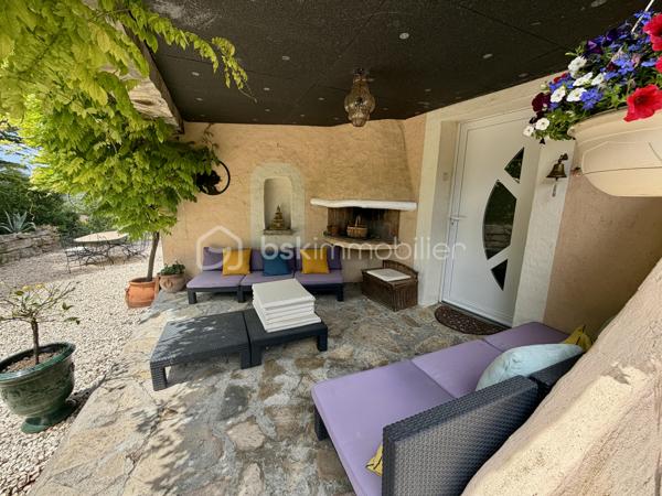 Située au fond d'une impasse, dans un environnement calme tout en restant à proximité immédiate des commerces, des écoles et des commodités, cette superbe propriété de 185 m² habitables offre un potentiel exceptionnel pour une grande famille, un projet intergénérationnel ou un investissement locatif rentable.

Dès l'entrée, le charme opère : volumes généreux, luminosité omniprésente, matériaux chaleureux et atmosphère accueillante. La maison principale propose de beaux espaces de vie ouverts, plusieurs chambres confortables, ainsi qu'un extérieur aménagé pour profiter pleinement des beaux jours.

💰 LE VÉRITABLE ATOUT : UN LOGEMENT INDÉPENDANT DÉJÀ RENTABLE
Attenant à la maison mais totalement indépendant, un second logement dispose de sa propre entrée ainsi que de compteurs d'eau et d'électricité séparés.

Actuellement exploité en location saisonnière (Airbnb), il génère déjà des revenus complémentaires et offre de nombreuses possibilités :

-Location courte durée (rentabilité optimisée)
-Location annuelle (revenu sécurisé)
-Accueil familial indépendant (proches, grands enfants)
-Profession libérale ou télétravail

⚙️ LES PRESTATIONS :
✅ 185 m² habitables au total
✅ 5 chambres
✅ 2 logements totalement indépendants
✅ Climatisation installée dans les deux habitations
✅ Garage spacieux de 53 m²
✅ Buanderie de 21 m²
✅ Compteurs eau et électricité séparés
✅ Terrain de 985 m² sans vis-à-vis direct
✅ Situation idéale au calme, en impasse

Une propriété pleine de charme qui combine parfaitement résidence principale, confort de vie et rentabilité locative immédiate.

Un bien unique à découvrir rapidement !