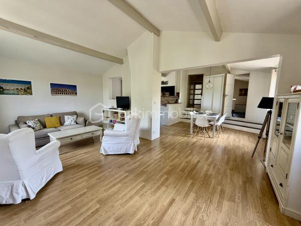 Située au fond d'une impasse, dans un environnement calme tout en restant à proximité immédiate des commerces, des écoles et des commodités, cette superbe propriété de 185 m² habitables offre un potentiel exceptionnel pour une grande famille, un projet intergénérationnel ou un investissement locatif rentable.

Dès l'entrée, le charme opère : volumes généreux, luminosité omniprésente, matériaux chaleureux et atmosphère accueillante. La maison principale propose de beaux espaces de vie ouverts, plusieurs chambres confortables, ainsi qu'un extérieur aménagé pour profiter pleinement des beaux jours.

💰 LE VÉRITABLE ATOUT : UN LOGEMENT INDÉPENDANT DÉJÀ RENTABLE
Attenant à la maison mais totalement indépendant, un second logement dispose de sa propre entrée ainsi que de compteurs d'eau et d'électricité séparés.

Actuellement exploité en location saisonnière (Airbnb), il génère déjà des revenus complémentaires et offre de nombreuses possibilités :

-Location courte durée (rentabilité optimisée)
-Location annuelle (revenu sécurisé)
-Accueil familial indépendant (proches, grands enfants)
-Profession libérale ou télétravail

⚙️ LES PRESTATIONS :
✅ 185 m² habitables au total
✅ 5 chambres
✅ 2 logements totalement indépendants
✅ Climatisation installée dans les deux habitations
✅ Garage spacieux de 53 m²
✅ Buanderie de 21 m²
✅ Compteurs eau et électricité séparés
✅ Terrain de 985 m² sans vis-à-vis direct
✅ Situation idéale au calme, en impasse

Une propriété pleine de charme qui combine parfaitement résidence principale, confort de vie et rentabilité locative immédiate.

Un bien unique à découvrir rapidement !