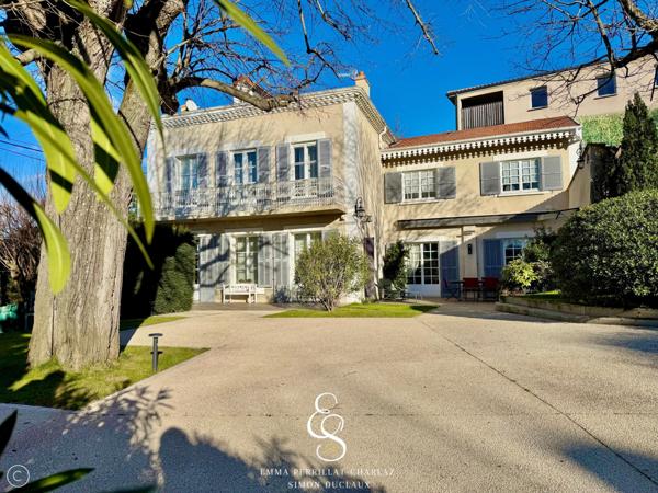 Maison de caractère au charme rare, offrant élégance, lumière et volumes généreux.