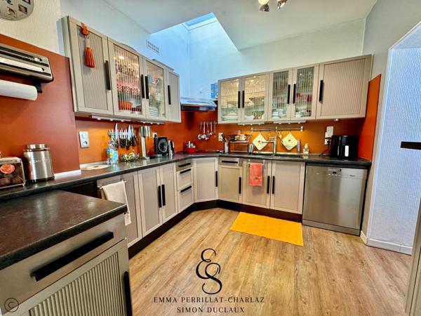 Maison de caractère au charme rare, offrant élégance, lumière et volumes généreux.