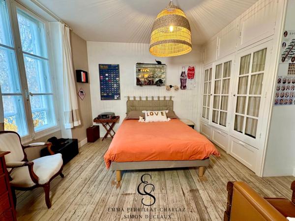 Maison de caractère au charme rare, offrant élégance, lumière et volumes généreux.