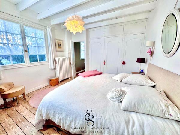 Maison de caractère au charme rare, offrant élégance, lumière et volumes généreux.