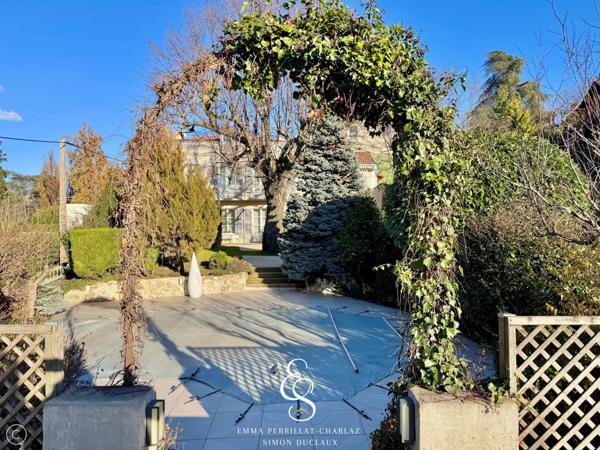 Maison de caractère au charme rare, offrant élégance, lumière et volumes généreux.
