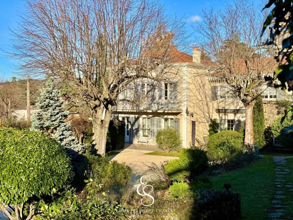Maison de caractère au charme rare, offrant élégance, lumière et volumes généreux.