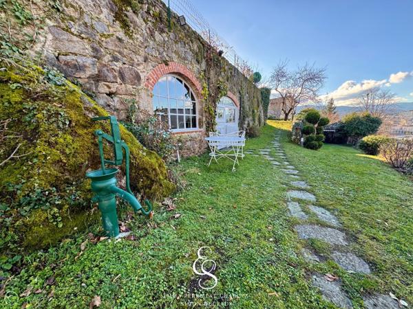Maison de caractère au charme rare, offrant élégance, lumière et volumes généreux.