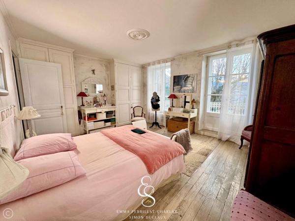 Maison de caractère au charme rare, offrant élégance, lumière et volumes généreux.