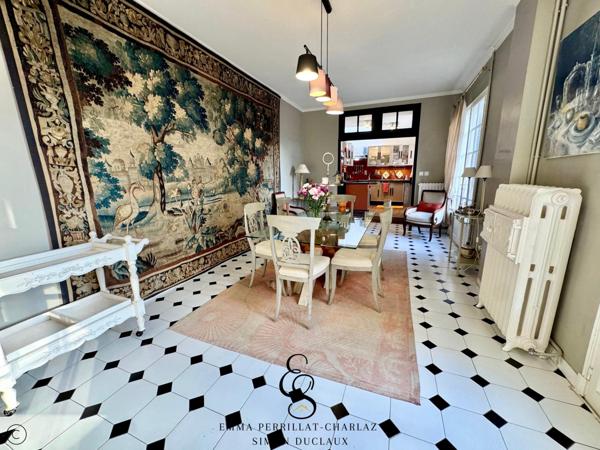 Maison de caractère au charme rare, offrant élégance, lumière et volumes généreux.