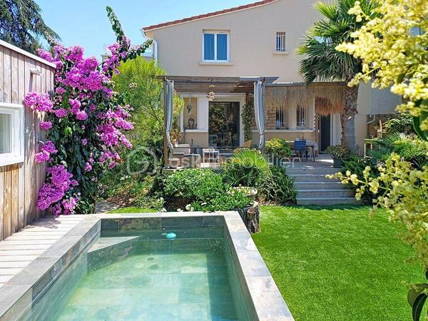 EXCLUSIVITÉ – COUP DE CŒUR à SETE

Venez découvrir cette maison rare, entièrement rénovée avec goût, où chaque détail a été pensé pour offrir un cadre de vie élégant, confortable et apaisant.

D’une surface de 141 m² habitables, elle dispose également d’un studio indépendant de 22 m², un véritable atout pour accueillir famille et amis, développer une activité professionnelle ou bénéficier d’un revenu locatif.
Dès l’entrée, vous serez séduits par la luminosité des espaces et la qualité de la rénovation, réalisée avec des matériaux soigneusement sélectionnés. Les volumes sont agréables, la décoration est harmonieuse et l’ambiance invite immédiatement à se sentir chez soi.

La maison propose :
Une pièce de vie d’environ 35 m², baignée de lumière grâce à sa baie vitrée à galandage qui s’ouvre sur une terrasse orientée ouest, pensée comme un véritable espace de détente.
5 chambres, dont une en rez-de-chaussée
Une suite parentale à l’étage avec sa terrasse privative et salle d'eau
Une salle d'eau et une salle de bains fonctionnelles d'une luminosité incroyable (une à chaque étage)
Une climatisation réversible dans l’ensemble des pièces

Le studio indépendant bénéficie de sa propre entrée et de tout le confort nécessaire. Un espace polyvalent qui s’adapte à de nombreux projets.

À l’extérieur, vous profiterez d’un terrain paysagé de 420 m², agrémenté de belles essences méditerranéennes, d’un bassin en pierre de Bali qui apporte une atmosphère unique, ainsi que d’un espace de rangement extérieur.

Côté pratique :
3 places de stationnement sur la propriété
Sous-sol de 15 m² pour stockage, cave ou atelier
DPE B grâce notamment au ballon thermodynamique, à l’isolation intérieure et à la toiture neuve

Située dans un environnement résidentiel, cette maison bénéficie d’un emplacement privilégié, à proximité du centre-ville, des commerces, des transports et des plages.
Un bien clé en main, rare sur le secteur, où il ne vous restera plus qu’à poser vos valises et profiter pleinement des lieux.