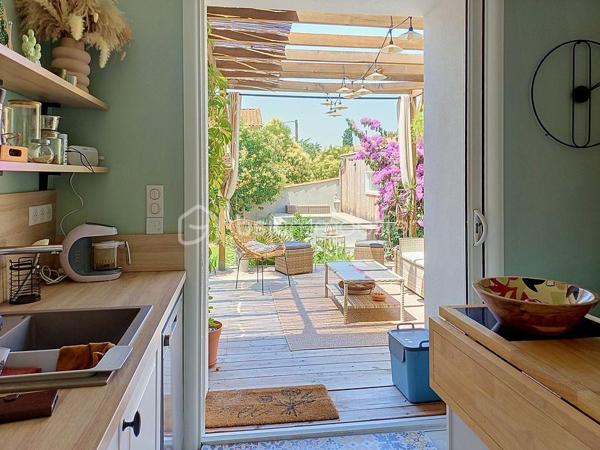 EXCLUSIVITÉ – COUP DE CŒUR à SETE

Venez découvrir cette maison rare, entièrement rénovée avec goût, où chaque détail a été pensé pour offrir un cadre de vie élégant, confortable et apaisant.

D’une surface de 141 m² habitables, elle dispose également d’un studio indépendant de 22 m², un véritable atout pour accueillir famille et amis, développer une activité professionnelle ou bénéficier d’un revenu locatif.
Dès l’entrée, vous serez séduits par la luminosité des espaces et la qualité de la rénovation, réalisée avec des matériaux soigneusement sélectionnés. Les volumes sont agréables, la décoration est harmonieuse et l’ambiance invite immédiatement à se sentir chez soi.

La maison propose :
Une pièce de vie d’environ 35 m², baignée de lumière grâce à sa baie vitrée à galandage qui s’ouvre sur une terrasse orientée ouest, pensée comme un véritable espace de détente.
5 chambres, dont une en rez-de-chaussée
Une suite parentale à l’étage avec sa terrasse privative et salle d'eau
Une salle d'eau et une salle de bains fonctionnelles d'une luminosité incroyable (une à chaque étage)
Une climatisation réversible dans l’ensemble des pièces

Le studio indépendant bénéficie de sa propre entrée et de tout le confort nécessaire. Un espace polyvalent qui s’adapte à de nombreux projets.

À l’extérieur, vous profiterez d’un terrain paysagé de 420 m², agrémenté de belles essences méditerranéennes, d’un bassin en pierre de Bali qui apporte une atmosphère unique, ainsi que d’un espace de rangement extérieur.

Côté pratique :
3 places de stationnement sur la propriété
Sous-sol de 15 m² pour stockage, cave ou atelier
DPE B grâce notamment au ballon thermodynamique, à l’isolation intérieure et à la toiture neuve

Située dans un environnement résidentiel, cette maison bénéficie d’un emplacement privilégié, à proximité du centre-ville, des commerces, des transports et des plages.
Un bien clé en main, rare sur le secteur, où il ne vous restera plus qu’à poser vos valises et profiter pleinement des lieux.