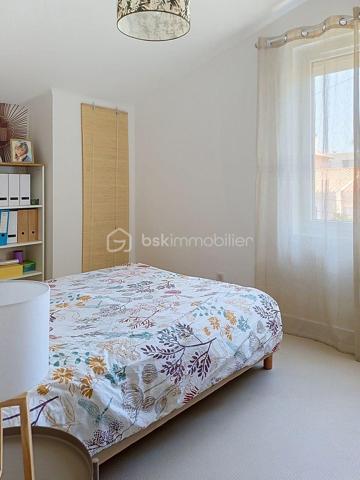 EXCLUSIVITÉ – COUP DE CŒUR à SETE

Venez découvrir cette maison rare, entièrement rénovée avec goût, où chaque détail a été pensé pour offrir un cadre de vie élégant, confortable et apaisant.

D’une surface de 141 m² habitables, elle dispose également d’un studio indépendant de 22 m², un véritable atout pour accueillir famille et amis, développer une activité professionnelle ou bénéficier d’un revenu locatif.
Dès l’entrée, vous serez séduits par la luminosité des espaces et la qualité de la rénovation, réalisée avec des matériaux soigneusement sélectionnés. Les volumes sont agréables, la décoration est harmonieuse et l’ambiance invite immédiatement à se sentir chez soi.

La maison propose :
Une pièce de vie d’environ 35 m², baignée de lumière grâce à sa baie vitrée à galandage qui s’ouvre sur une terrasse orientée ouest, pensée comme un véritable espace de détente.
5 chambres, dont une en rez-de-chaussée
Une suite parentale à l’étage avec sa terrasse privative et salle d'eau
Une salle d'eau et une salle de bains fonctionnelles d'une luminosité incroyable (une à chaque étage)
Une climatisation réversible dans l’ensemble des pièces

Le studio indépendant bénéficie de sa propre entrée et de tout le confort nécessaire. Un espace polyvalent qui s’adapte à de nombreux projets.

À l’extérieur, vous profiterez d’un terrain paysagé de 420 m², agrémenté de belles essences méditerranéennes, d’un bassin en pierre de Bali qui apporte une atmosphère unique, ainsi que d’un espace de rangement extérieur.

Côté pratique :
3 places de stationnement sur la propriété
Sous-sol de 15 m² pour stockage, cave ou atelier
DPE B grâce notamment au ballon thermodynamique, à l’isolation intérieure et à la toiture neuve

Située dans un environnement résidentiel, cette maison bénéficie d’un emplacement privilégié, à proximité du centre-ville, des commerces, des transports et des plages.
Un bien clé en main, rare sur le secteur, où il ne vous restera plus qu’à poser vos valises et profiter pleinement des lieux.